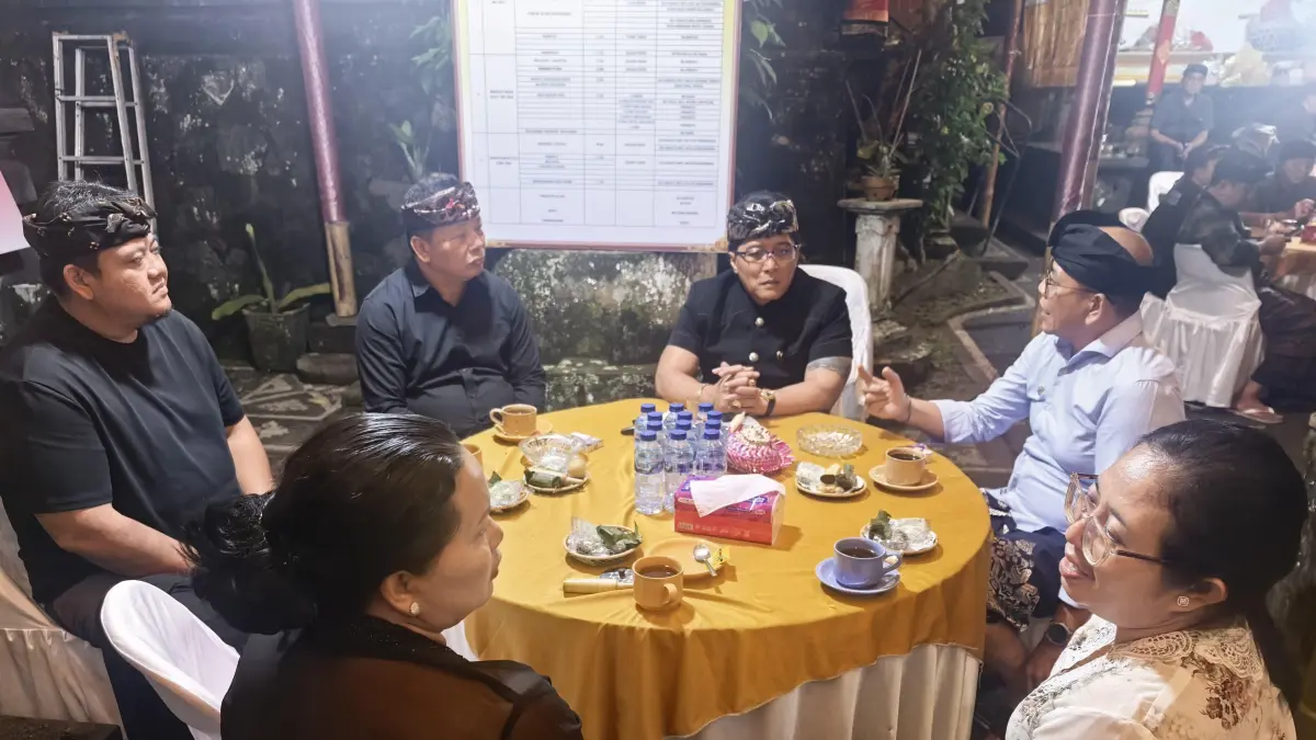 Wagub Bali I Nyoman Giri Prasta bersama Istri Melayat di rumah duka Wabup Karangasem Pandu Prapanca Lagosa, di Desa Pidpid, Kecamatan Abang, Sabtu (2/5).