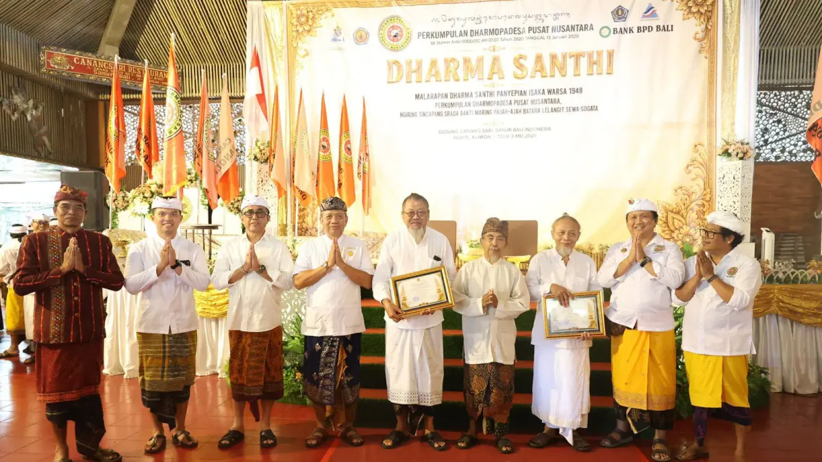 Wali Kota Denpasar I Gusti Ngurah Jaya Negara (3 dari kiri), saat menghadiri Dharma Santhi Penyepian Isaka Warsa 1948 di Restoran Canang Sari Sanur, Minggu (3/5).