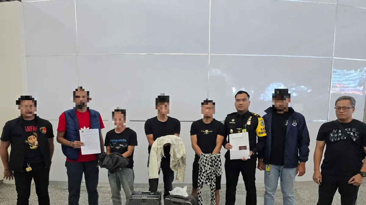 BIKIN MALU: Petugas Kantor Imigrasi Ngurah Rai mengamankan tiga WNA Tiongkok di Bandara Internasional I Gusti Ngurah Rai, Sabtu (2/5), saat hendak kabur ke luar negeri. (istimewa/radarbali.id)