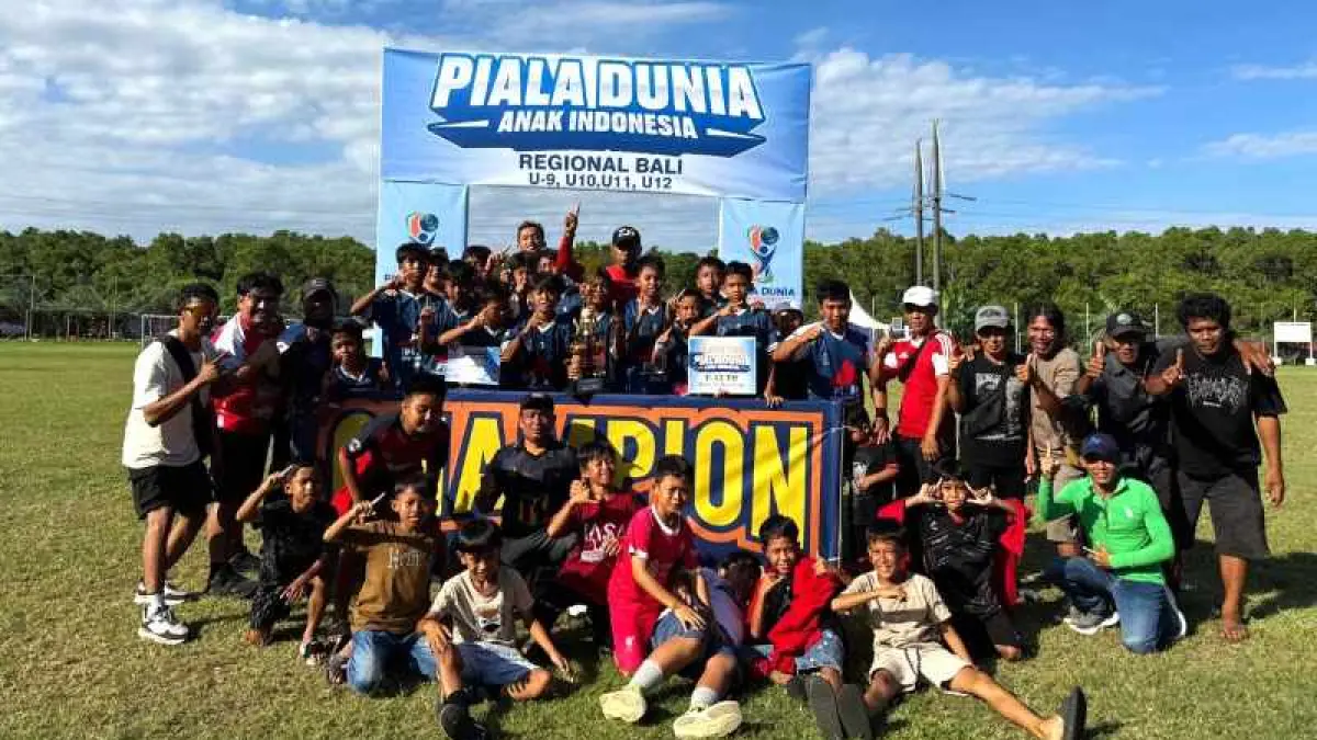 MELENGGANG KE KANCAH NASIONAL : Para pemain dan pelatih Manistutu United bakal berlaga di kancah nasional, di Bandung. (foto:Pemkab Jembrana)
