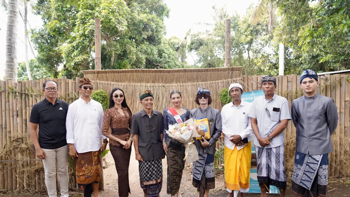 PARA PENYAYANG SATWA : Dewata Shelter yang dibangun dengan pagar bambu ditengok oleh kepala desa, bendesa dan UPTD Puskeswan Gianyar.(ist)