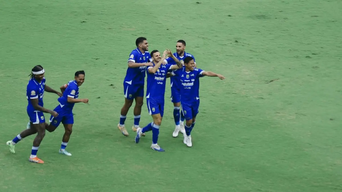 Patricio Matricardi merayakan gol pertama Persib ke gawang PSIM Jogja pada pertandingan BRI Super League pekan ke-31 di GBLA. 