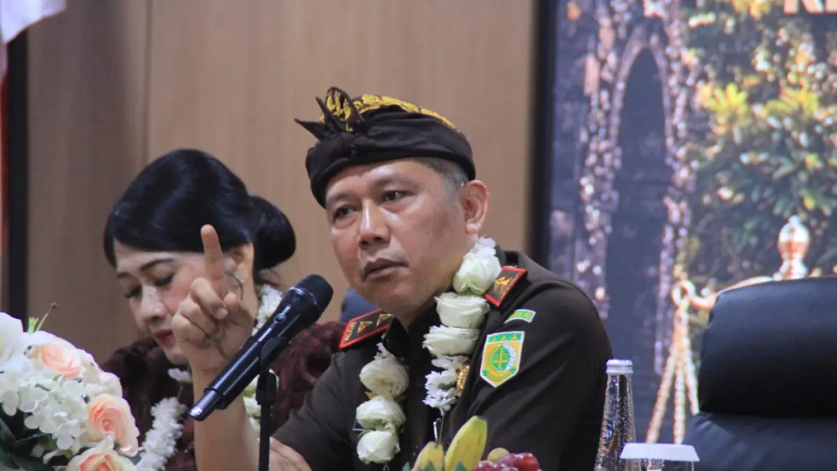 PENGARAHAN PERDANA: Kepala Kejaksaan Tinggi (Kajati) Bali Setiawan Budi Cahyono memberi arahan pada jajarannya, Senin (4/5/2026).