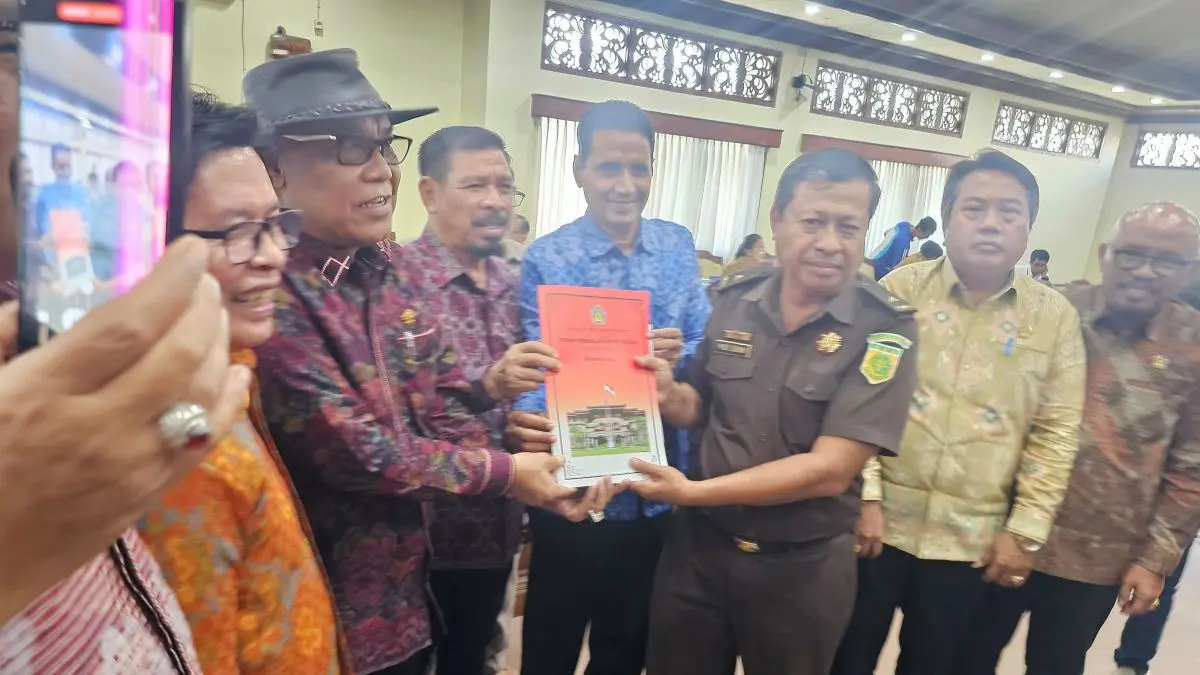AKSI TERUS: Pansus TRAP gelar RDP hasil investigasi BTID menyerahkan berkas kepada Kajati Bali. (NI KADEK NOVI FEBRIANI/radarbali.id)
