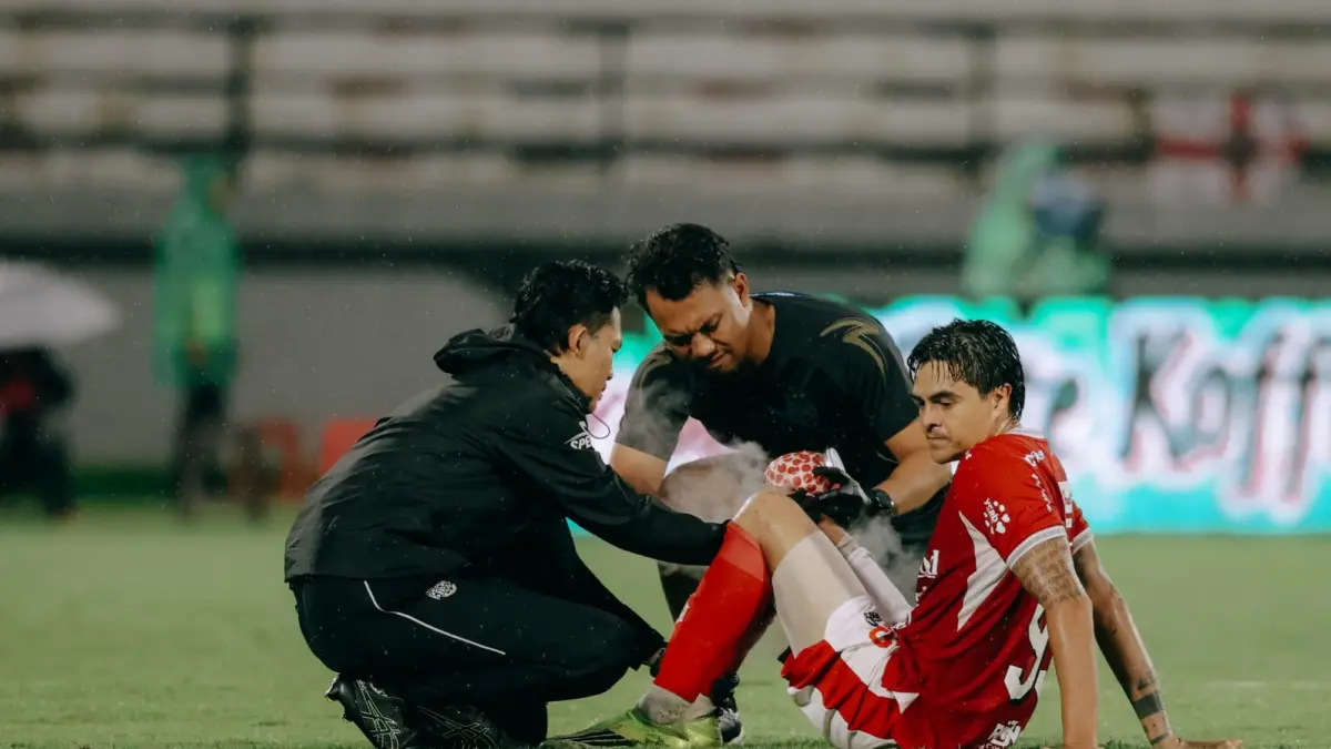 Diego Campos ketika menerima perawatan saat bertanding melawan PSM Makassar. Penyerang sayap asal Kosta Rika itu dipastikan absen hingga akhir musim karena cedera.   