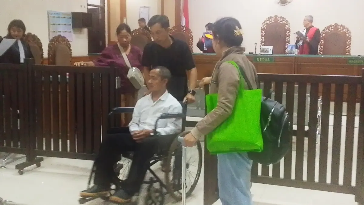 DIMINTAI TANGGUNGJAWAB: Terdakwa I Ketut Tajem (di atas kursi roda) usai menjalani sidang putusan di Pengadilan Topikor Denpasar, Selasa (5/5/2026).