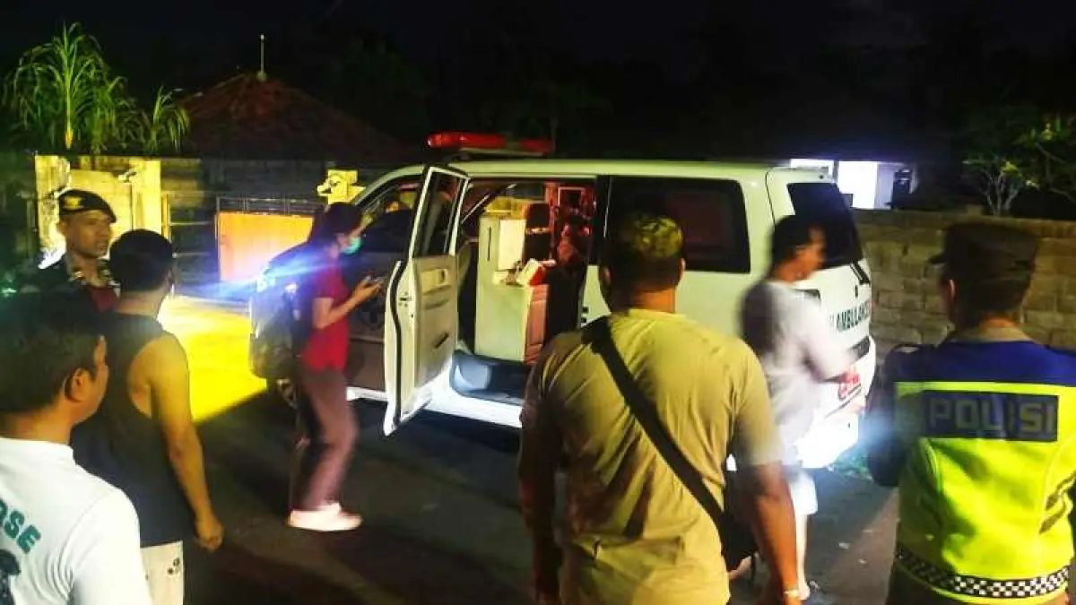 DIRINGKUS POLISI : Anggota Polsek Selemadeg Timur Tabanan meringkus pria yang diduga mengalami gangguan kejiwaan.&nbsp;