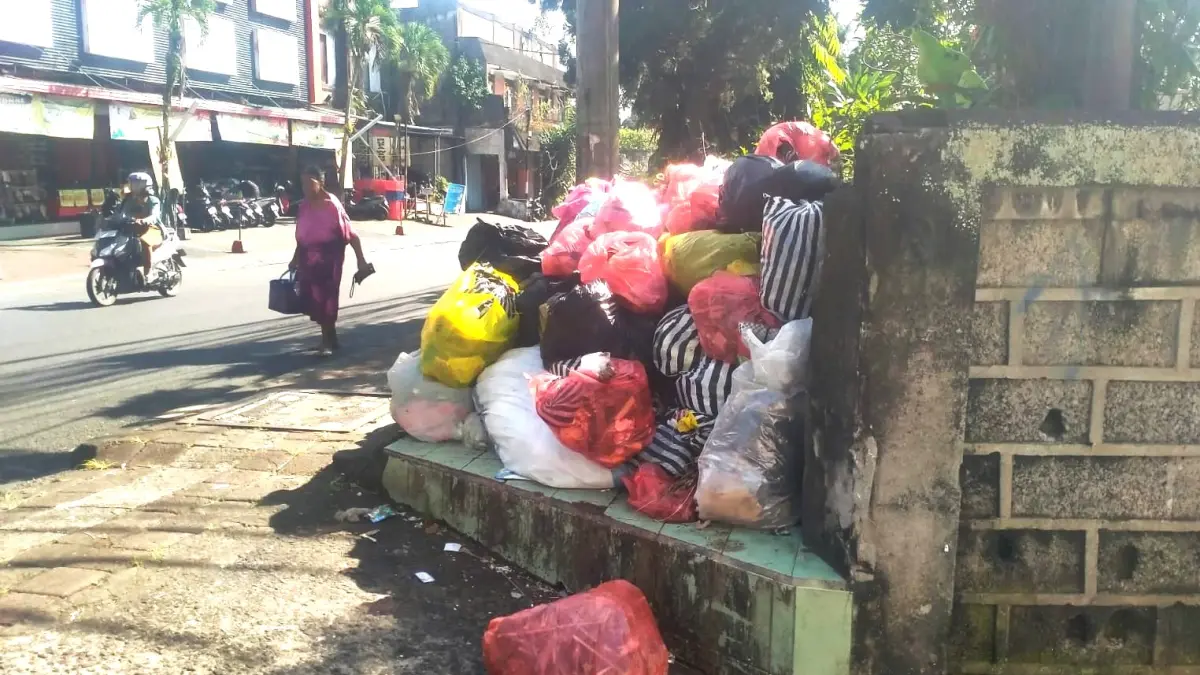 JOROK DAN MERUSAK PEMANDANGAN : Kondisi penumpukan sampah warga yang dalam kondisi tidak terpilah berada di Jalan Pahlawan dan Jalan Gajah Mada dekat pasar Tabanan.&nbsp;(juliadi/radar bali)