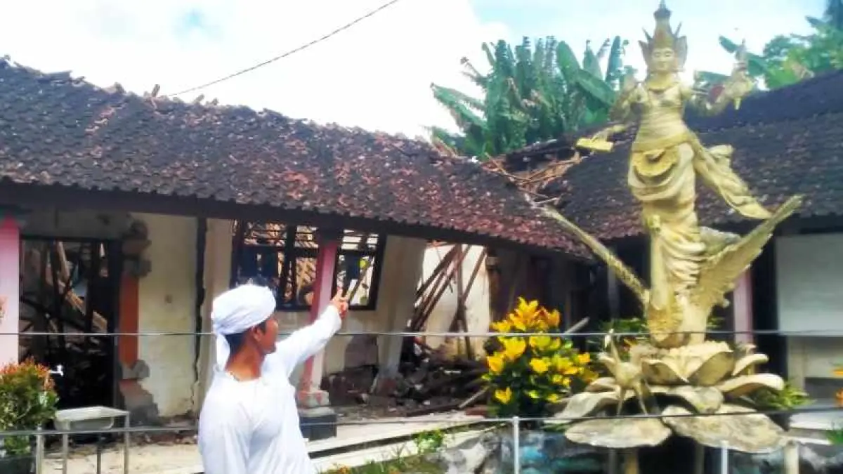 MENGKHAWATIRKAN: Kondisi bangunan ruang kelas SDN 3 Sembung Gede, Kecamatan Kerambitan, Tabanan yang roboh. (juliadi/radar bali).