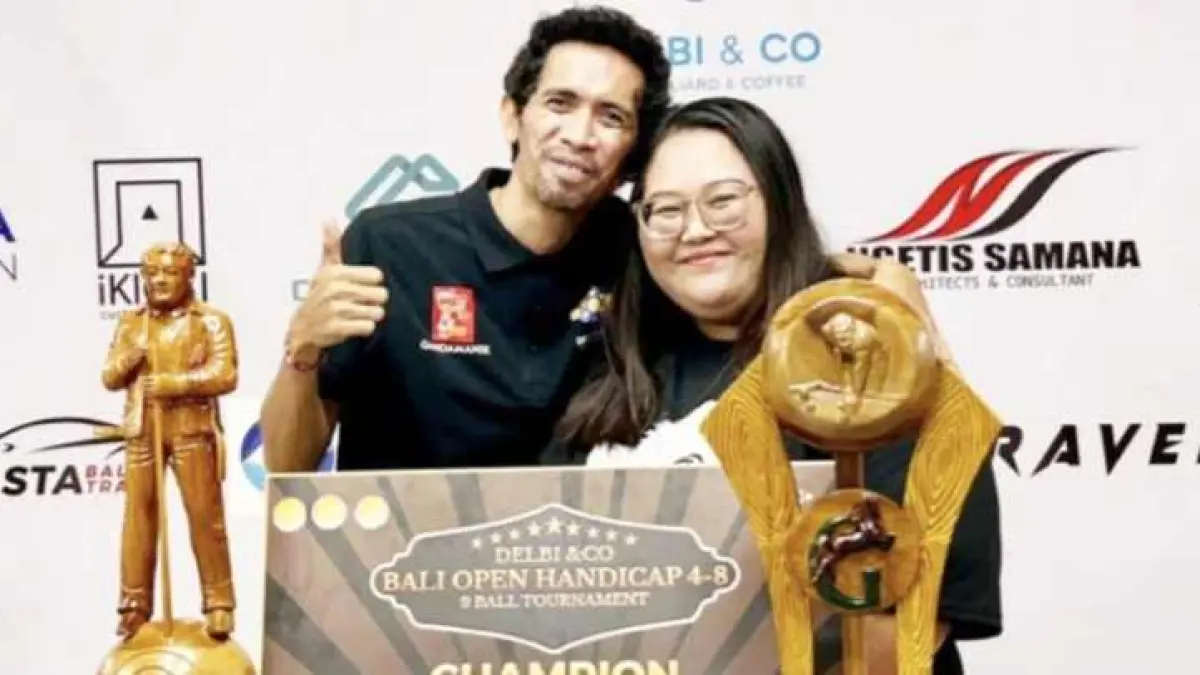 MOMEN SPESIAL: Pebiliar: I Putu Edi Wirawan (kanan) berpose usai meraih juara Delbi & Co Bali.(ist)