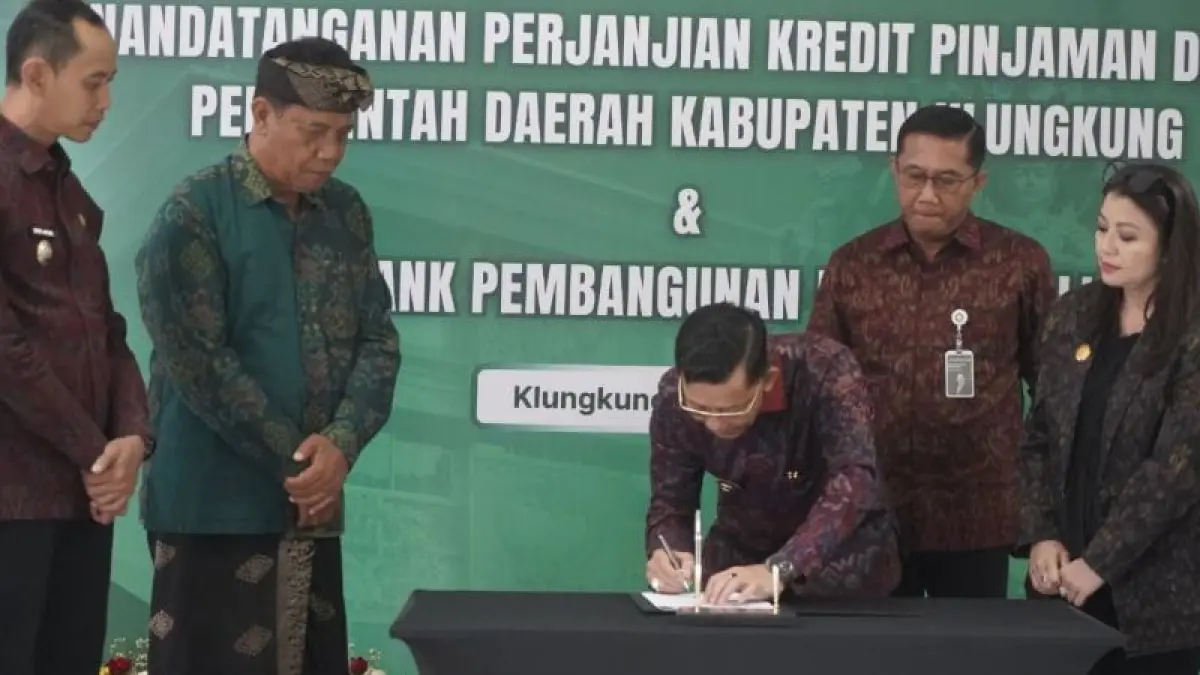 TEKEN KESEPAKATAN: Penandatanganan Perjanjian Kredit Pinjaman Daerah antara Bupati dengan BPD Bali. (Foto: Humas Pemkab Klungkung)