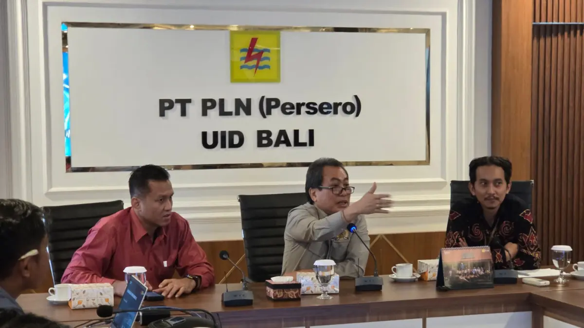 Anggota Komisi VI DPR RI, I Gusti Ngurah Alit Kesuma Kelakan (tengah) saat melakukan audiensi pada Rabu (6/5). (Marsellus Pampur/Radar Bali)&nbsp;
