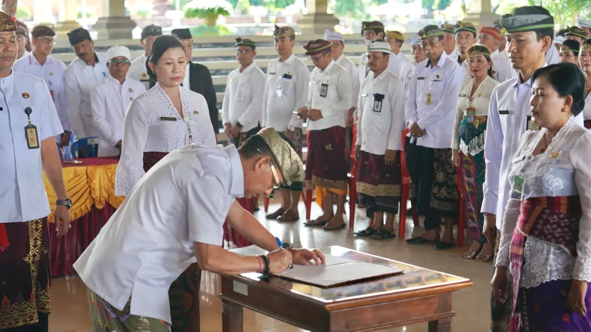 Bupati Klungkung I Made Satria, saat melantik dan mengambil sumpah jabatan di Balai Budaya Ida Dewa Agung Istri Kanya, Selasa (5/5).