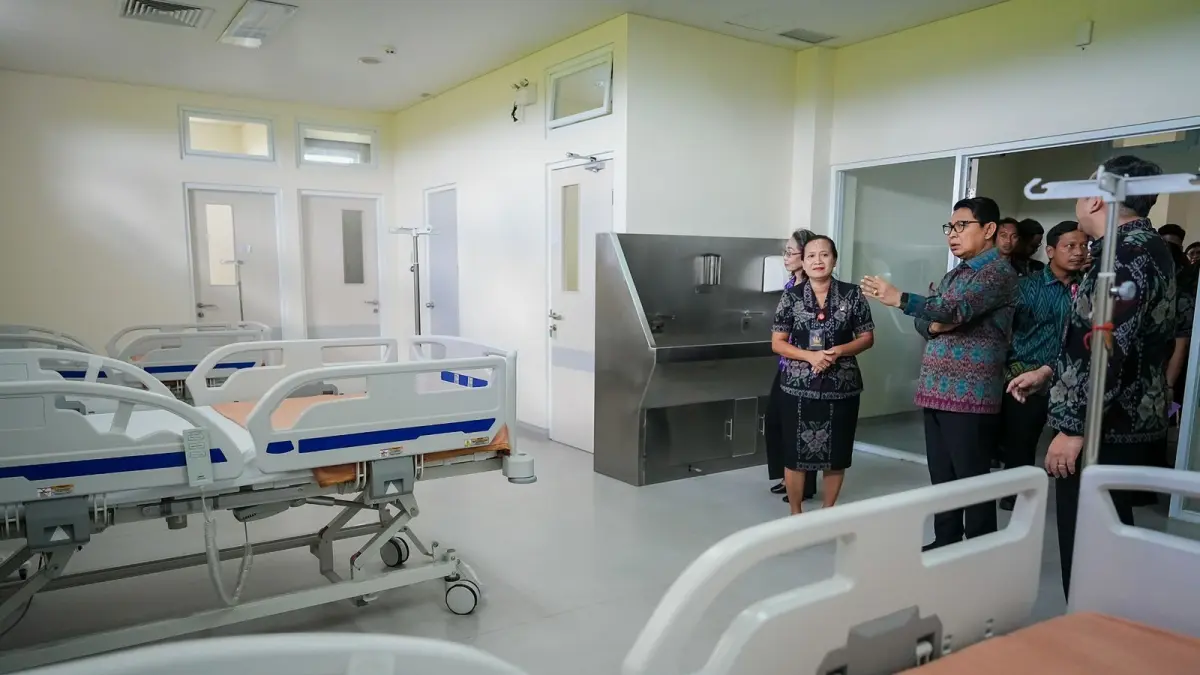 Bupati Wayan Adi Arnawa saat meninjau kesiapan operasional RSUD Giri Asih di Desa Blahkiuh, Kecamatan Abiansemal, Selasa (5/5).
