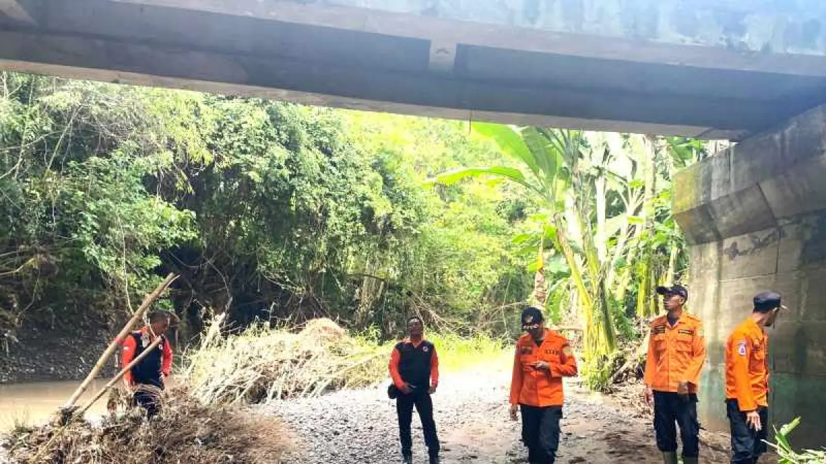 DATANGI LANGSUNG LOKASI: Kepala BPBD Jembrana I Putu Agus Artana Putra memimpin asesmen pascabanjir yang melanda Desa Nusasari, Kecamatan Melaya. (foto:BPBD Jembrana)