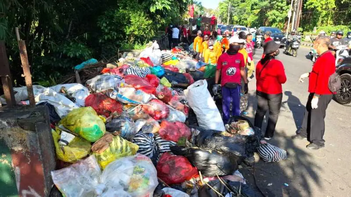 KACAU! : Tumpukan sampah di Kawasan Pasar Tabanan. (juliadi/radar bali)