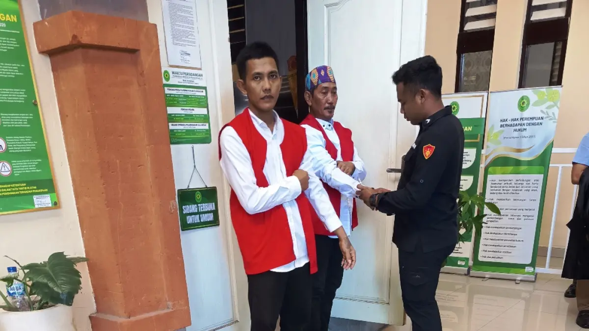 KOMPAK: Terdakwa Dussalam dan Rosidi usai menjalani sidang putusan di PN Denpasar, Selasa (5/5/2025).