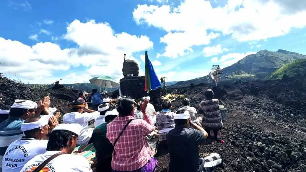 PROSESI RITUAL DIMULAI : Upacara Ngeruwak Cihna Titik Nol Batur Let, Senin (4/5/2026)lalu. (istimewa)