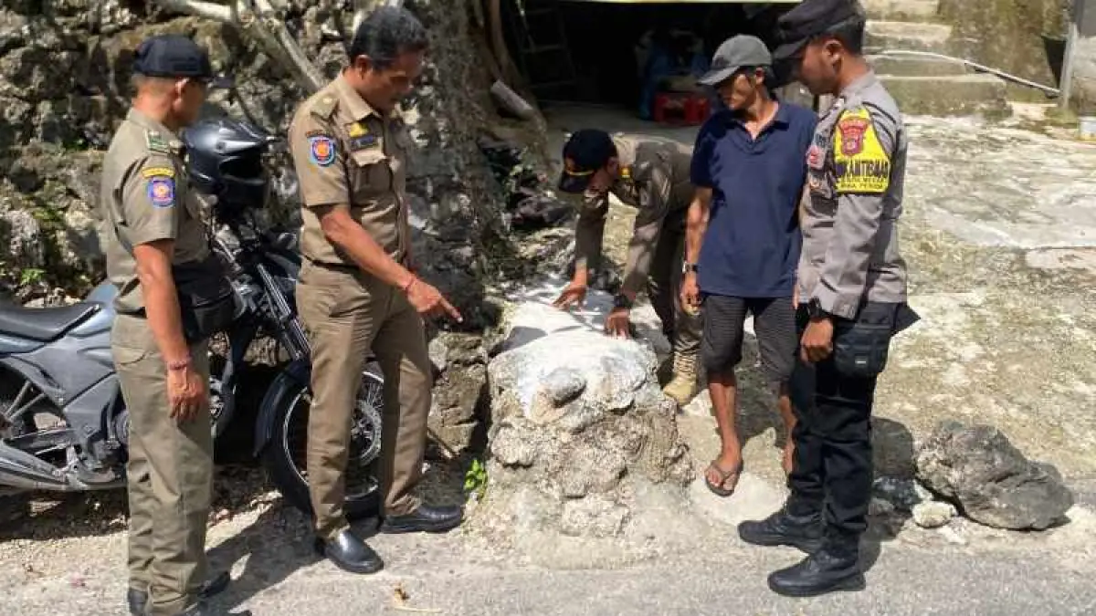 SIGAP : Satpol PP Nusa Penida menertibkan batu dan beton yang mengenai badan jalan di Banjar Pikat, Desa Bunga Mekar, Kecamatan Nusa Penida. (foto:Satpol PP Nusa Penida)