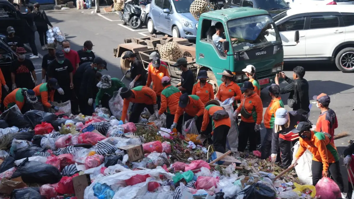 Suasana kegiatan “Resik Sampah Ngayah Ring Pertiwi” gelaran Pemkab Tabanan, pada Selasa, 5 Mei 2026. (Diskominfo Tabanan for Radar Bali)