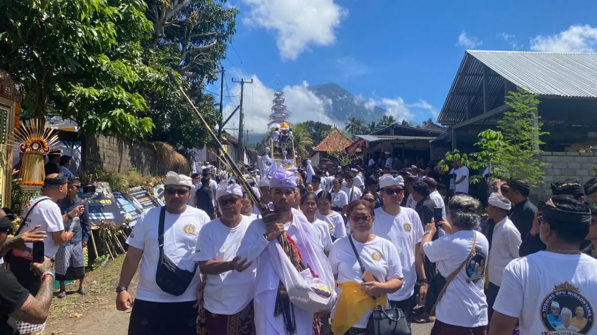 Suasana prosesi upacara pengabenan Jro Mangku Nyoman Goya, ayahanda Wakil Bupati Karangasem,Pandu Prapanca Lagosa, di Desa Pidpid, Kecamatan Abang, Rabu (6/5). (Zulfika Rahman/Radar Bali)
