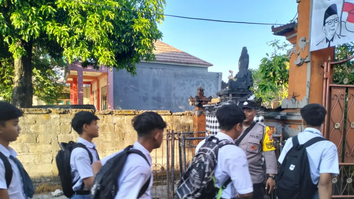 TANPA KONVOI: Polisi memantau sejumlah siswa yang baru pulang sekolah saat kelulusan Selasa, 5 Mei 2026. (ADRIAN SUWANTO/radarbali/id)