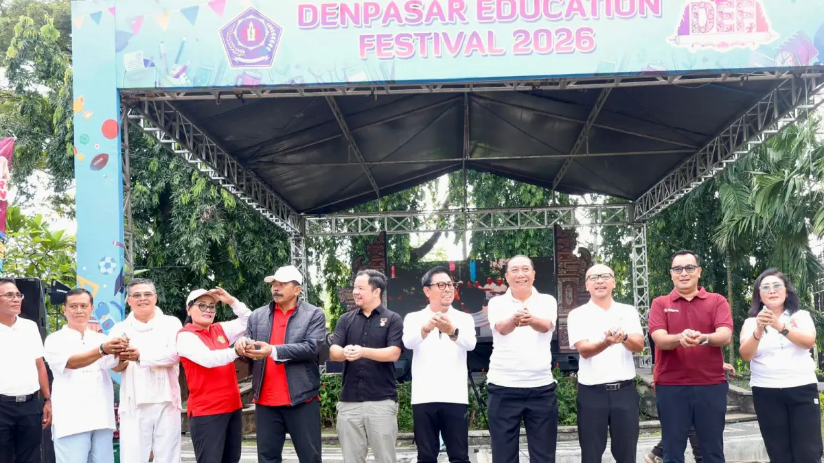Wakil Wali Kota Denpasar I Kadek Agus Arya Wibawa, membuka DEF 2026 ditandai dengan pelepasan burung di Lapangan Taman Kota Lumintang, Rabu (6/5/2026).