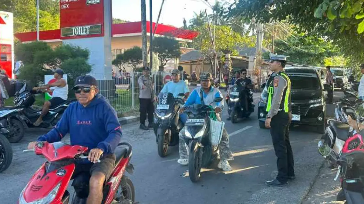 ANTRE MENGULAR: Suasana antrean panjang kendaraan di sejumlah APMS dan SPBU di Nusa Penida. (Foto: Humas Polres Klungkung)