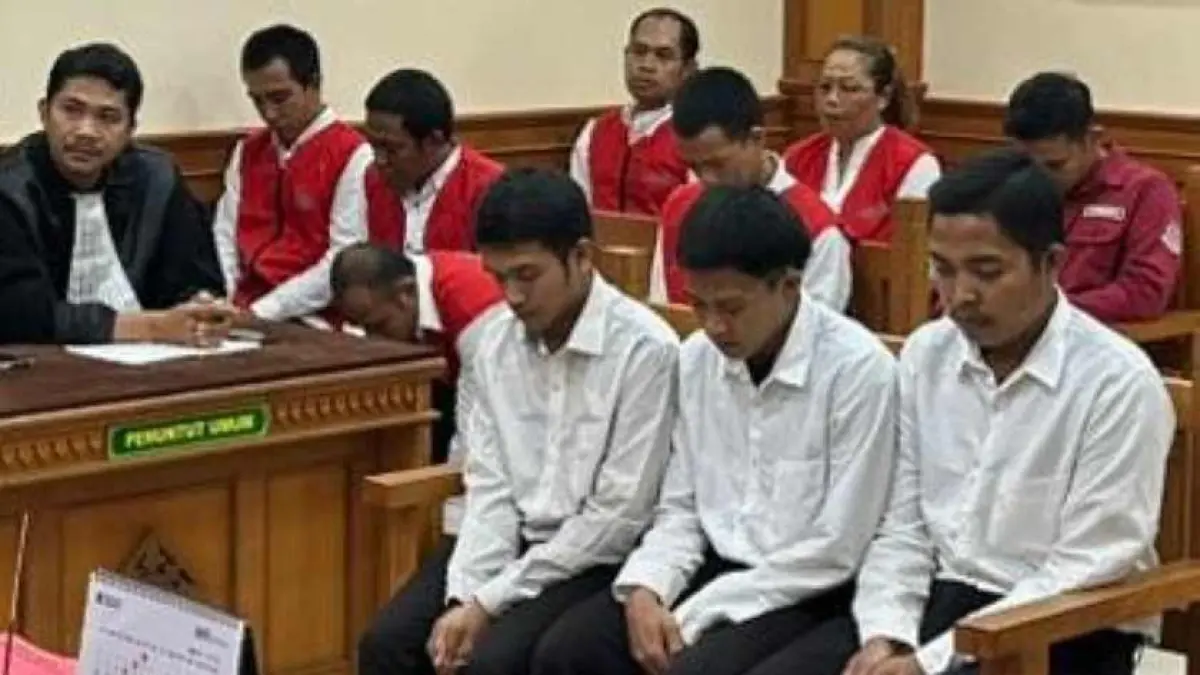 BERENCANA :&nbsp;Tiga terdakwa pembunuh mandor duduk di kursi pesakitan mendengar amar putusan hakim.(foto: PN Gianyar)