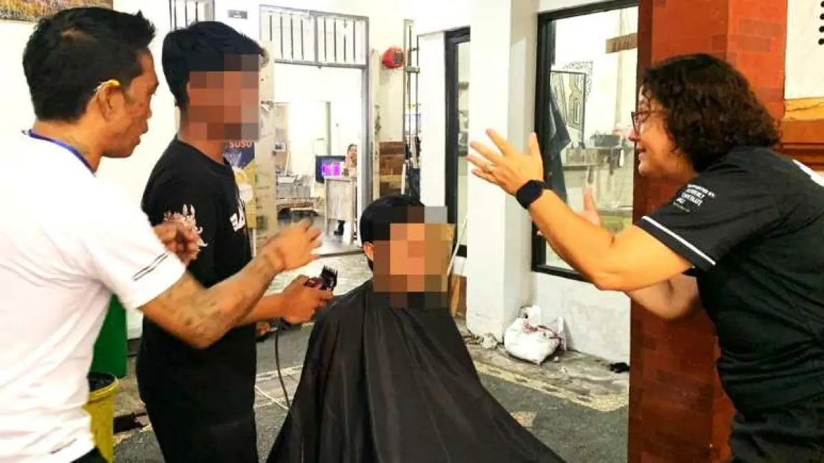 DIAJARI POTONG RAMBUT : Para pegiat Yayasan Putra Pemenang (YPP) Bali Tengah mengajari warga binaan Lapas Tabanan untuk potong rambut. (juliadi)