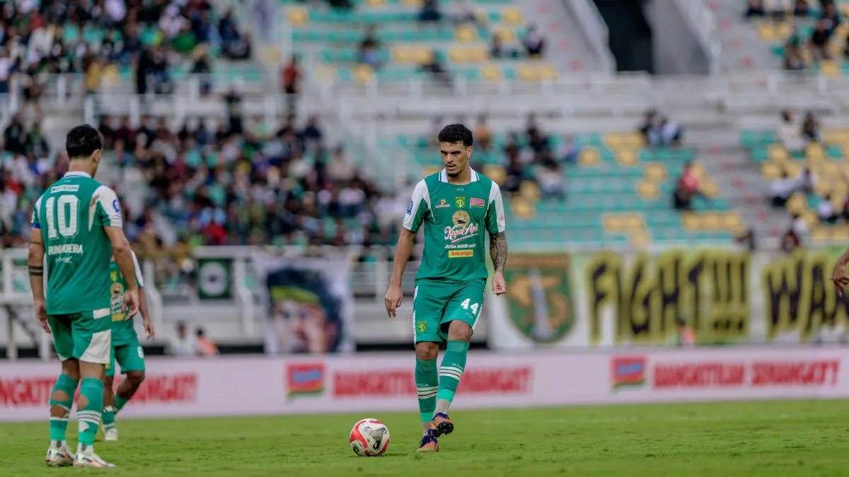 Kerjasama Gustavo Fernandes dan Risto Mitrevski membuat lini belakang Persebaya kokoh.