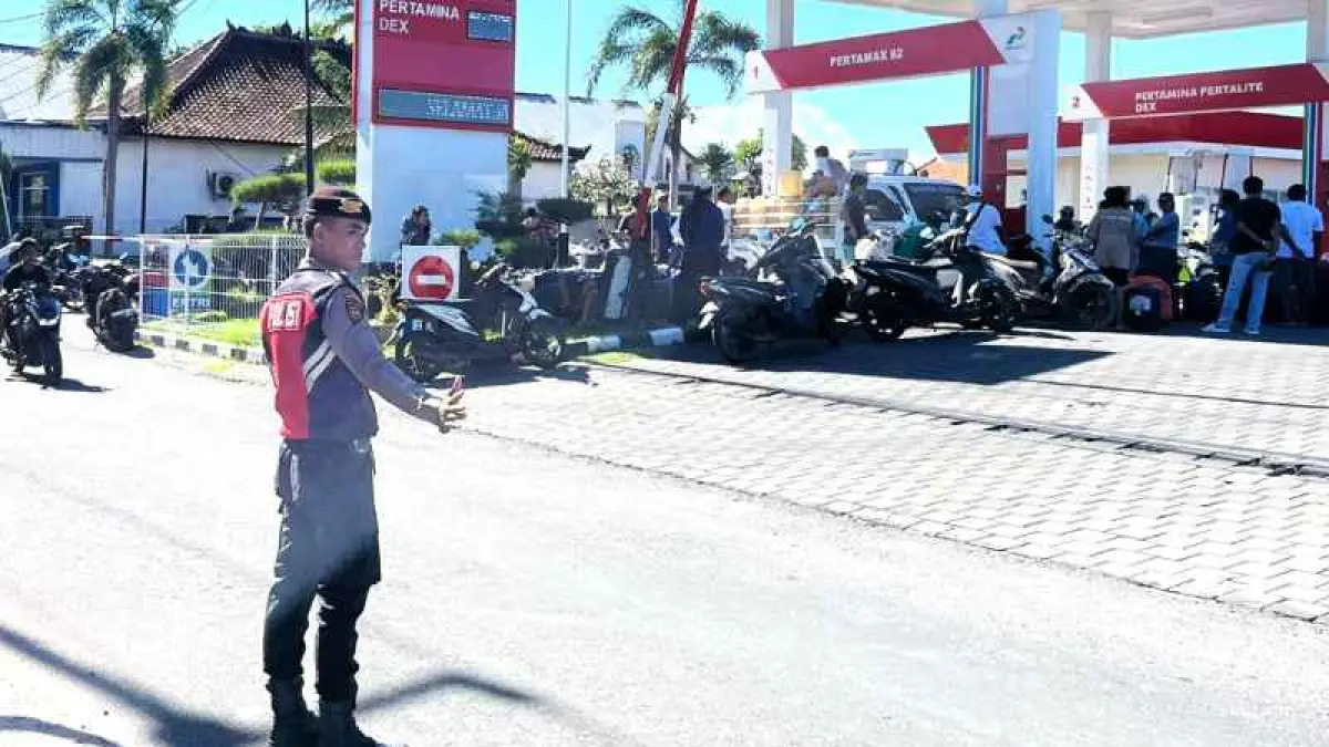 MENGULAR ANTRENYA: Kondisi SPBU di Kecamatan Nusa Penida dalam tiga hari terakhir. (foto: Polsek Nusa Penida)