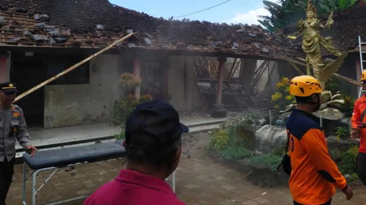 PERLU KERJA EKSTRA&nbsp;: Suasana perobohan material bangunan SDN 3 Sembung, Kerambitan, Tabanan. (juliadi/radar bali)