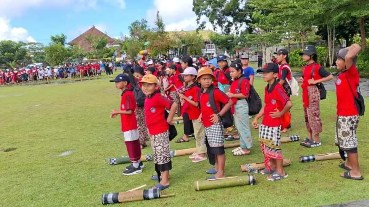 PERSIAPAN PENTAS KOLOSAL : Lebih dari seribu siswa SD dan SMP se Kecamatan Bangli memadati Alun-alun Bangli. (Dewa Ayu Pitri Arisanti)