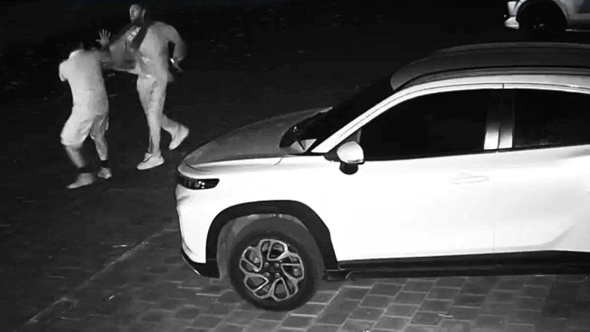 TEREKAM CCTV : Gambar tangkapan layar CCTV, saat Aaron Michel , bule asal Inggris, saat mengamuk menyerang korban. (ist)