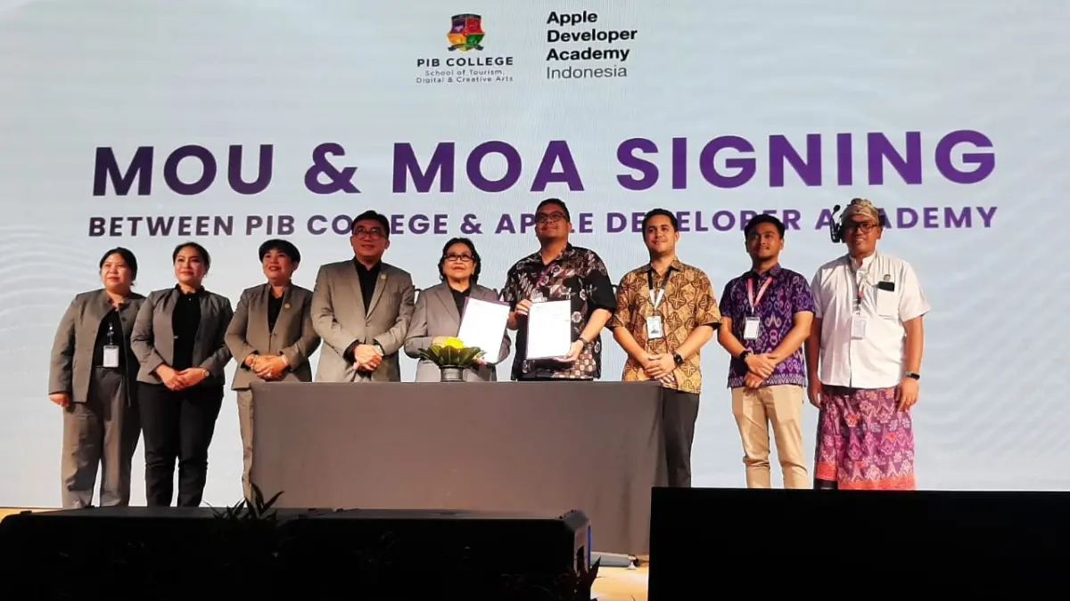 BERKELAS: Direktur PIB College, Prof. Dr. Ir. Anastasia Sulistyawati, M.S., M.M., M.Mis., M.H., D.Th., Ph.D., D.Ag (tengah) menunjukkan MoU & MOA Signing dengan para stake holder di Ruang Dr. Frans Kampus PIB Tabanan, Kamis 7 Mei 2026. (M. RIDWAN/radarbali.id)
