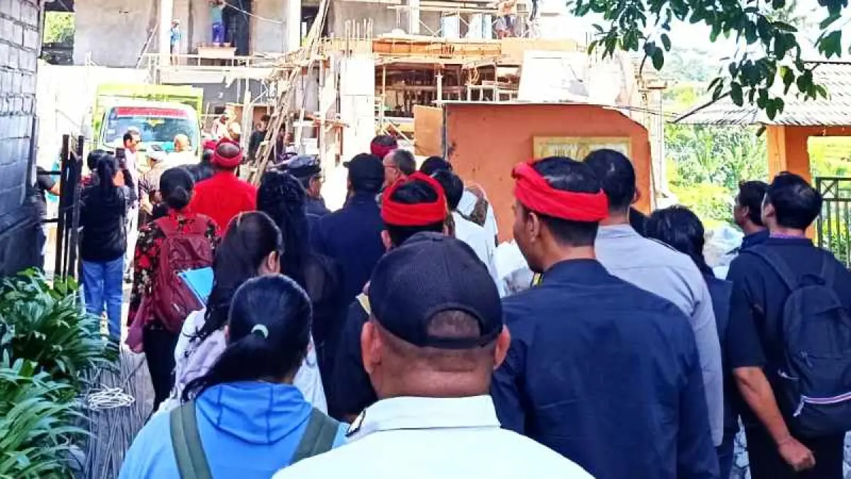 DATANGI LANGSUNG: Pansus TRAP (Tata Ruang, Aset, dan Perizinan) DPRD Bali yang sidak menertibkan sebuah bangunan hotel berbintang di Banjar/Desa Cepaka, Kecamatan Kediri, Tabanan.&nbsp;(juliadi)