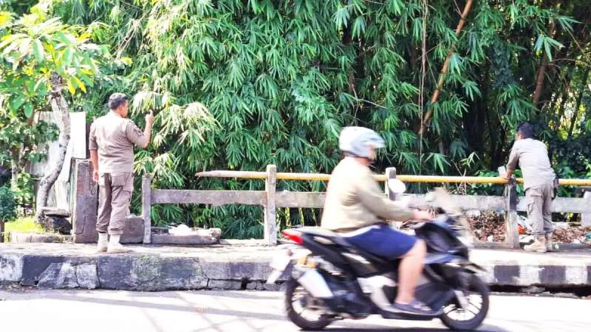 DIJAGA SAMPAI KAPAN?: Sejumlah petugas Satpol PP Tabanan yang berjaga di Jalan Pahlawan Depan Toko Sastra Mas yang biasanya lokasi itu menjadi TPS liar tempat pembuangan sampah warga.&nbsp;(juliadi/radar bali)