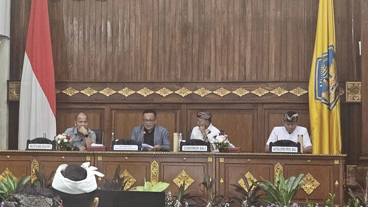 KUNKER: Baleg RUU Masyarakat Hukum  Adat  saat menggelar kunjungan kerja diterima oleh Gubernur Bali dan Ketua DPRD Bali di Wiswa Sabha Utama (7/5/2026).  (nI kadek novi febriani/radarbali.id)