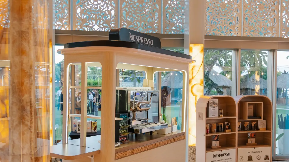 Nespresso memberikan Sustainability Award kepada Sofitel Bali Nusa Dua Beach Resort atas kontribusi dalam program daur ulang kapsul kopi bekas.