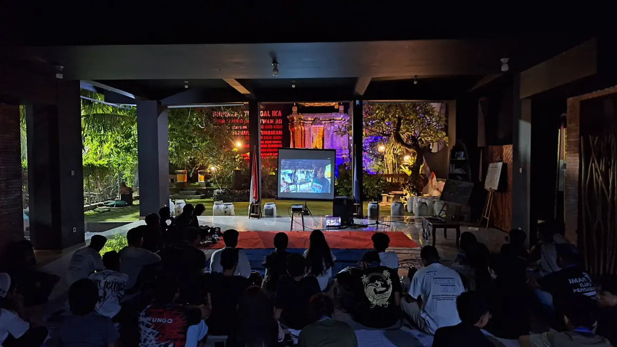 OTOKRITIK:  Suasana nonton bareng Film Pesta Babi oleh Gerakan Mahasiswa Kristen Indonesia (GMKI) Cabang Denpasar bersama Badan Pengurus Komisariat Imanuel masa bakti 2025–2026. (novian/radarbali.id)