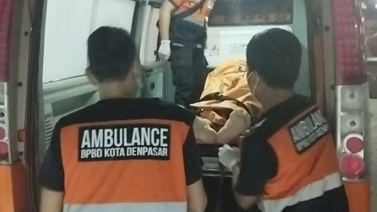 TEWAS DI KAMAR: Petugas kepolisian bersama tim identifikasi melakukan evakuasi jenazah WNA asal Australia yang ditemukan meninggal dunia di sebuah penginapan di Jalan Sedap Malam, Denpasar Timur, Rabu (6/5/2026). (ist/radarbali.id)