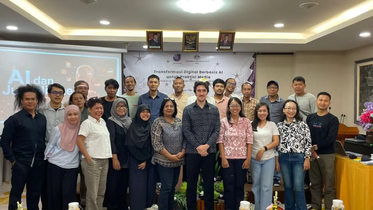 TRANSFORMASI TEKNOLOGI: Konsul Australia untuk Diplomasi Publik, Lachlan Norton (tengah) bersama para peserta pelatihan Transformasi Digital Berbasis AI bagi jurnalis Bali – Nusra di Denpasar, Jumat 8 Mei 2026. (MIFTAHUDDIN HALIM/radarbali.id)