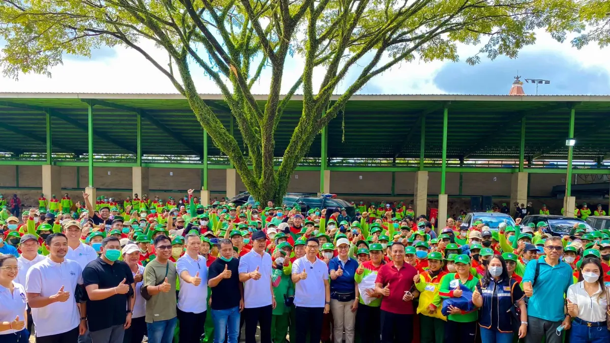Bupati Wayan Adi Arnawa memberikan bantuan paket sembako bagi petugas kebersihan dari DLHK Badung di TPST Mengwitani, Jumat (8/5).