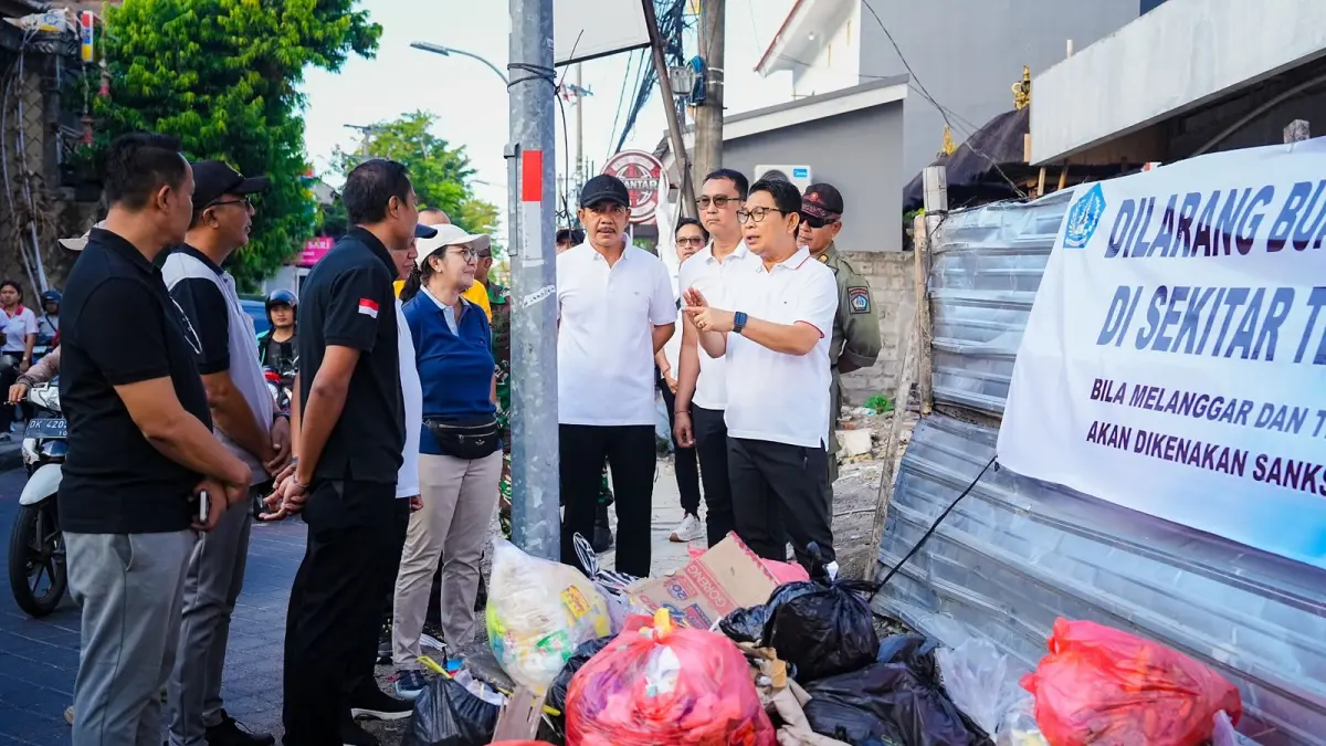 Bupati Wayan Adi Arnawa memimpin aksi Pengawasan dan Penegakan Hukum Lingkungan pada sektor Horeka serta sektor perdagangan di wilayah Kelurahan Kuta, Jumat (8/5).