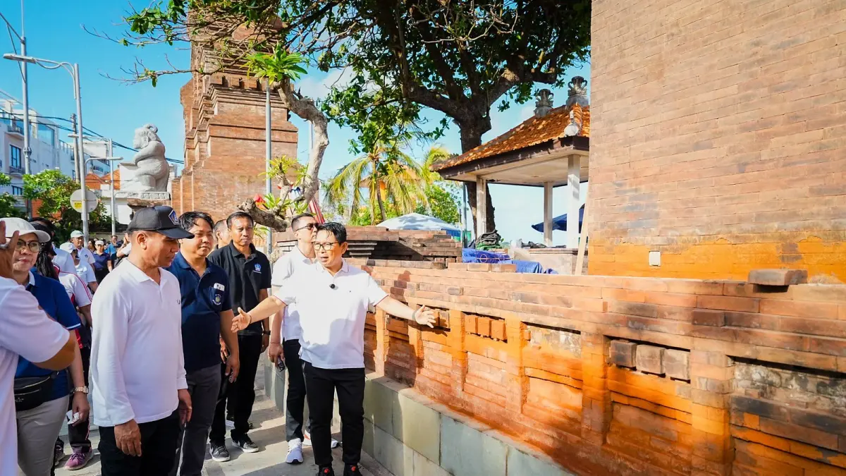 Bupati Wayan Adi Arnawa saat meninjau langsung kondisi lapangan usai kegiatan Kurve Pengawasan dan Penegakan Hukum Lingkungan di Kelurahan Kuta, Jumat (8/5).