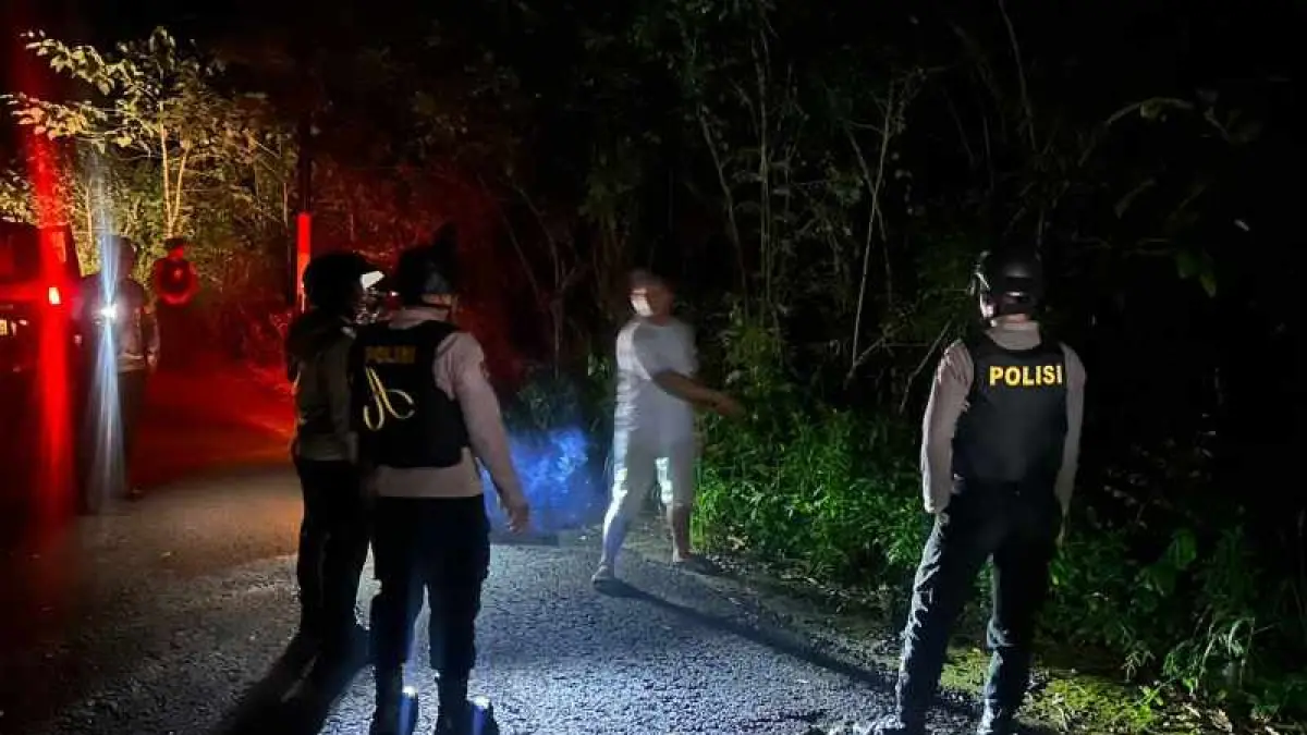DATANGI LOKASI SESUAI LAPORAN: Polisi mendatangi lokasi kejadian di Jalan Raya Banjar Sebunipil, Desa Kutampi Kaler. (Foto: Humas Polsek Nusa Penida)