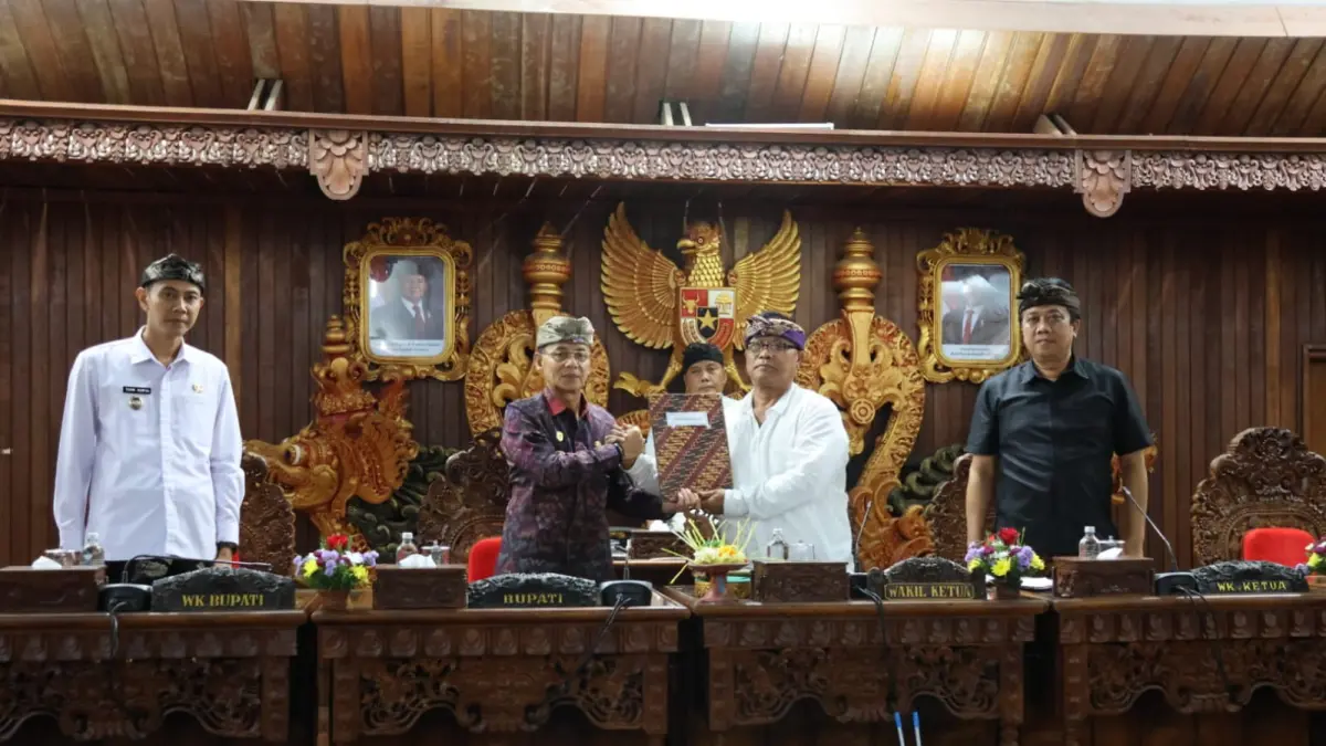 DPRD Kabupaten Klungkung bersama Pemkab Klungkung resmi menetapkan dua Ranperda menjadi Perda dalam Sidang Paripurna di Ruang Sidang Sabha Nawa Natya, Kantor DPRD Klungkung, Kamis (7/5).