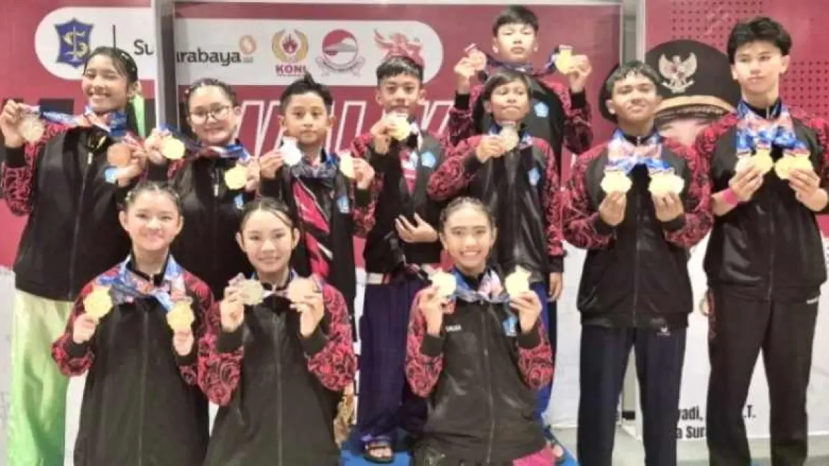 FANTASTIS! : Para atlet wushu Badung berpose usai berlaga pada Kejuaraan Nasional Piala Wali Kota Surabaya, 1–3 Mei lalu.(dok.KONI Badung)