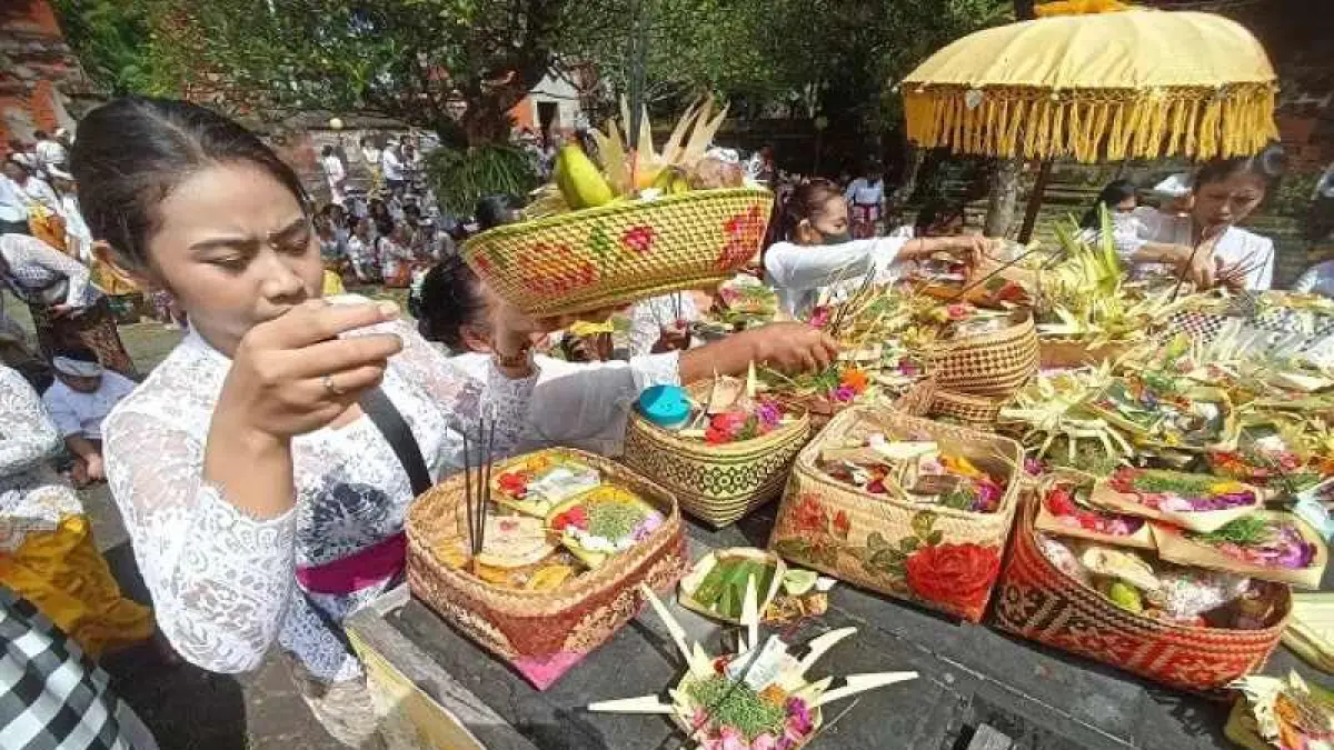 ilustrasi persembahyangan di Pura Jagatnatha, Denpasar. (adrian suwanto/radar bali)